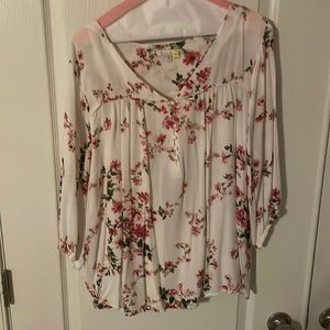 Floral 1X Skies are Blue blouse with short length balloon like elastic sleeves.